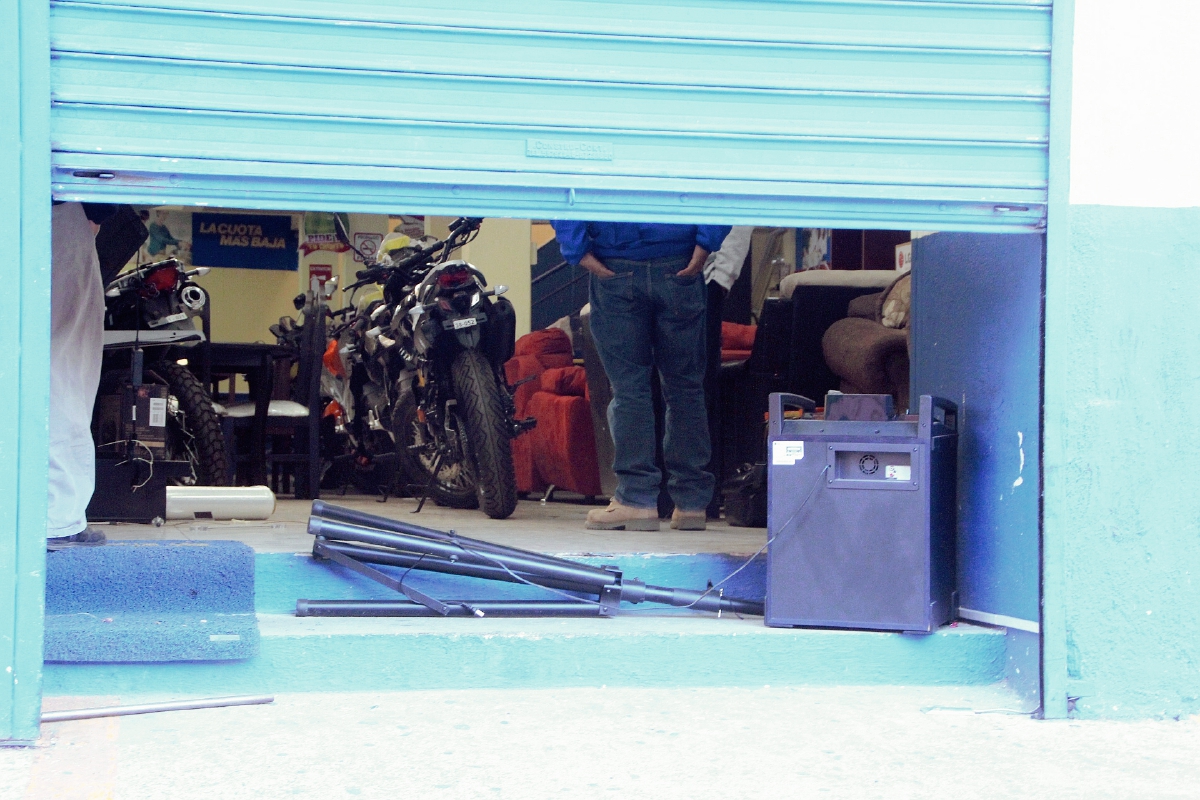 Almacén que fue objeto de robo en la cabecera de Sololá. (Foto Prensa Libre: Ángel Julajuj)