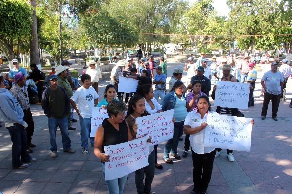 Trabajadores de la comuna de Jalapa protestan porque les adeudan sueldos.