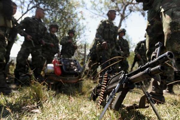 Soldados colombianos durante una operación contra las Farc. (Foto Prensa Libre: AFP).