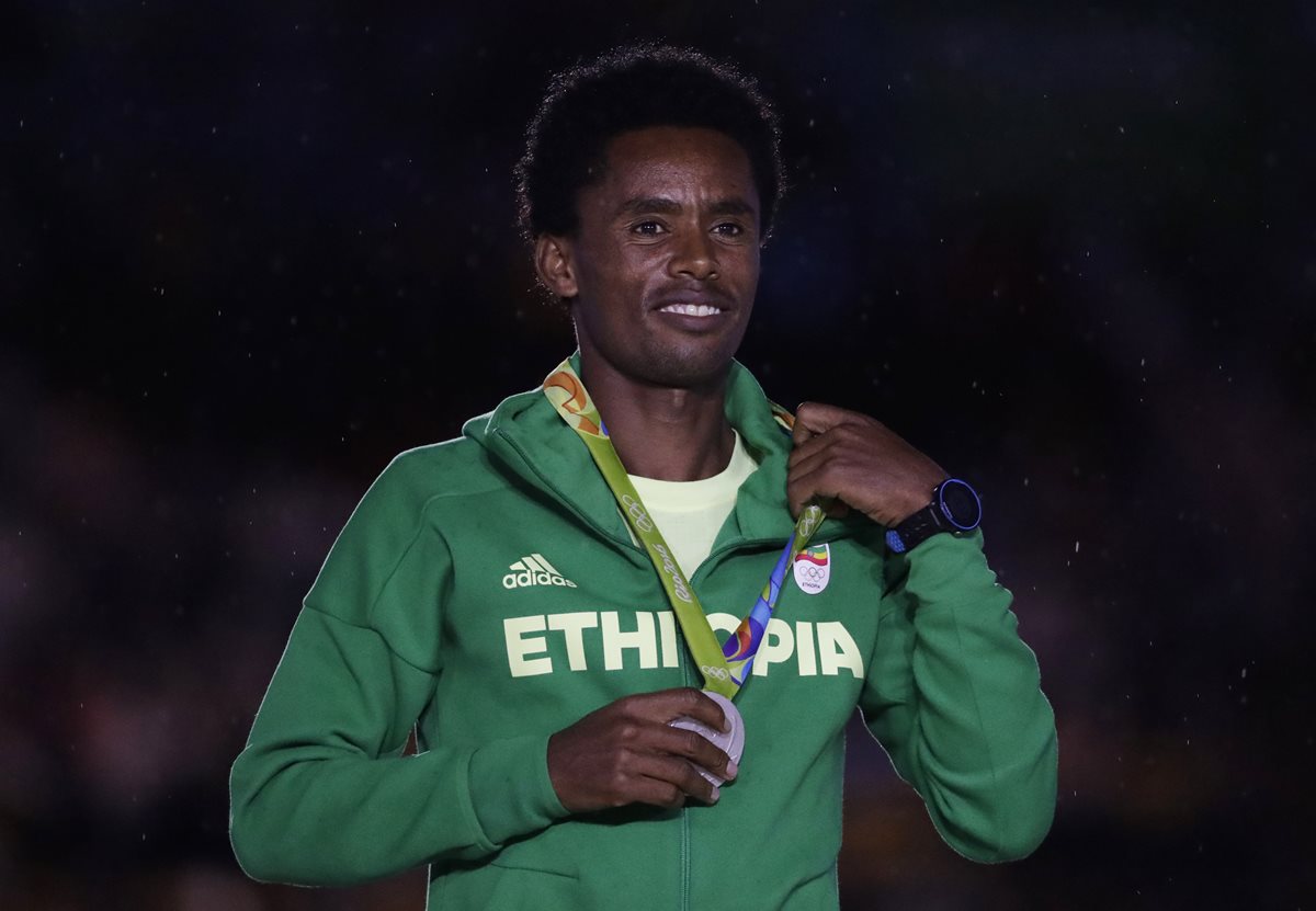 Feyisa Lilesa consiguió la medalla de plata en la maratón de los Juegos Olímpicos de Río. (Foto Prensa Libre: AFP)