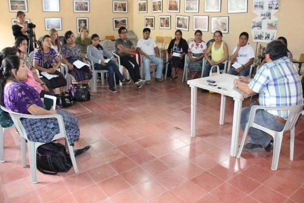 Jóvenes y  el alcalde de Panajachel, Abraham Mayén, participan en conversatorio. (Foto Prensa Libre: Ángel Julajuj)