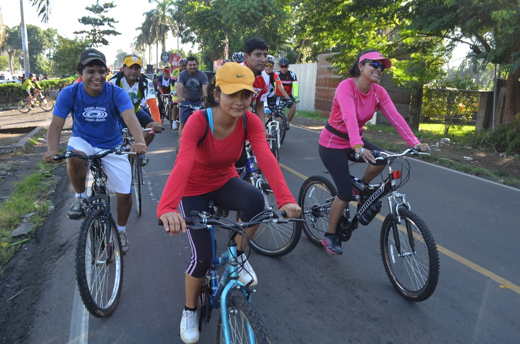 Decenas de personas participaron en la actividad recreativa denominada La gran Masiva, que se llevó a cabo en Champerico. (Foto Prensa Libre: Jorge Tizol).