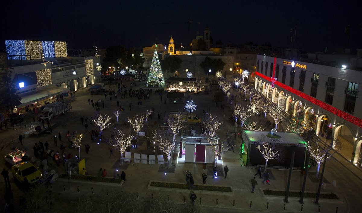 La plaza Manger está decorada con motivos navideños, cerca de la iglesia de la Natividad, en Belén. (EFE)