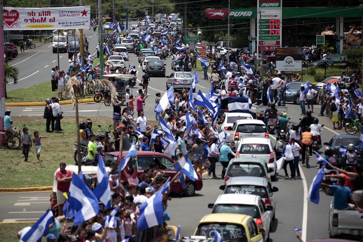 Nicaraguenses participan en una marcha de solidaridad hacia Masaya exigiendo justicia, democracia y la salida del presidente Daniel Ortega, en Masaya, Nicaragua. (Foto Prensa Libre:AFP).