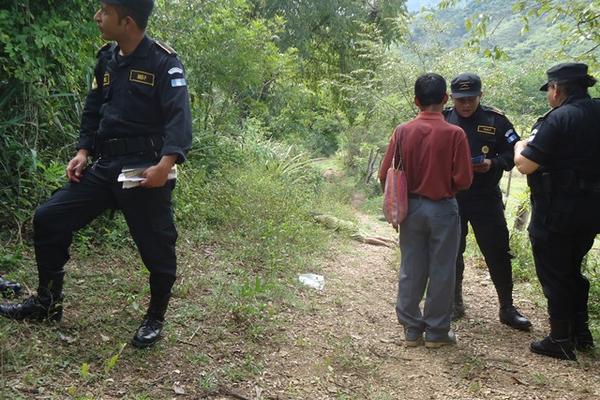 Autoridades inspeccionan el lugar donde fueron encontrados los cadáveres de dos mujeres, en Chiquimula. (Foto Prensa Libre: Edwin Paxtor)<br _mce_bogus="1"/>