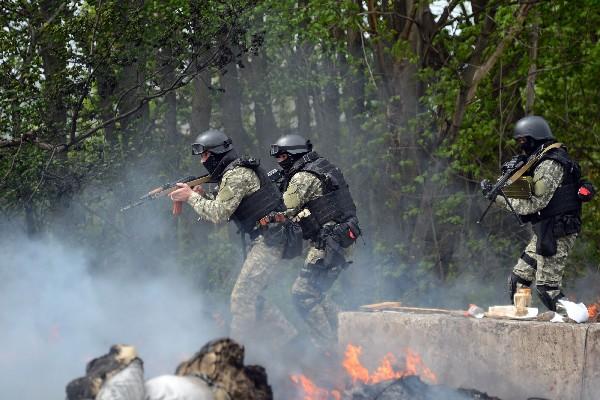 Fuerzas especiales de Ucrania toman posición en la ciudad ucraniana oriental de Slavyansk.