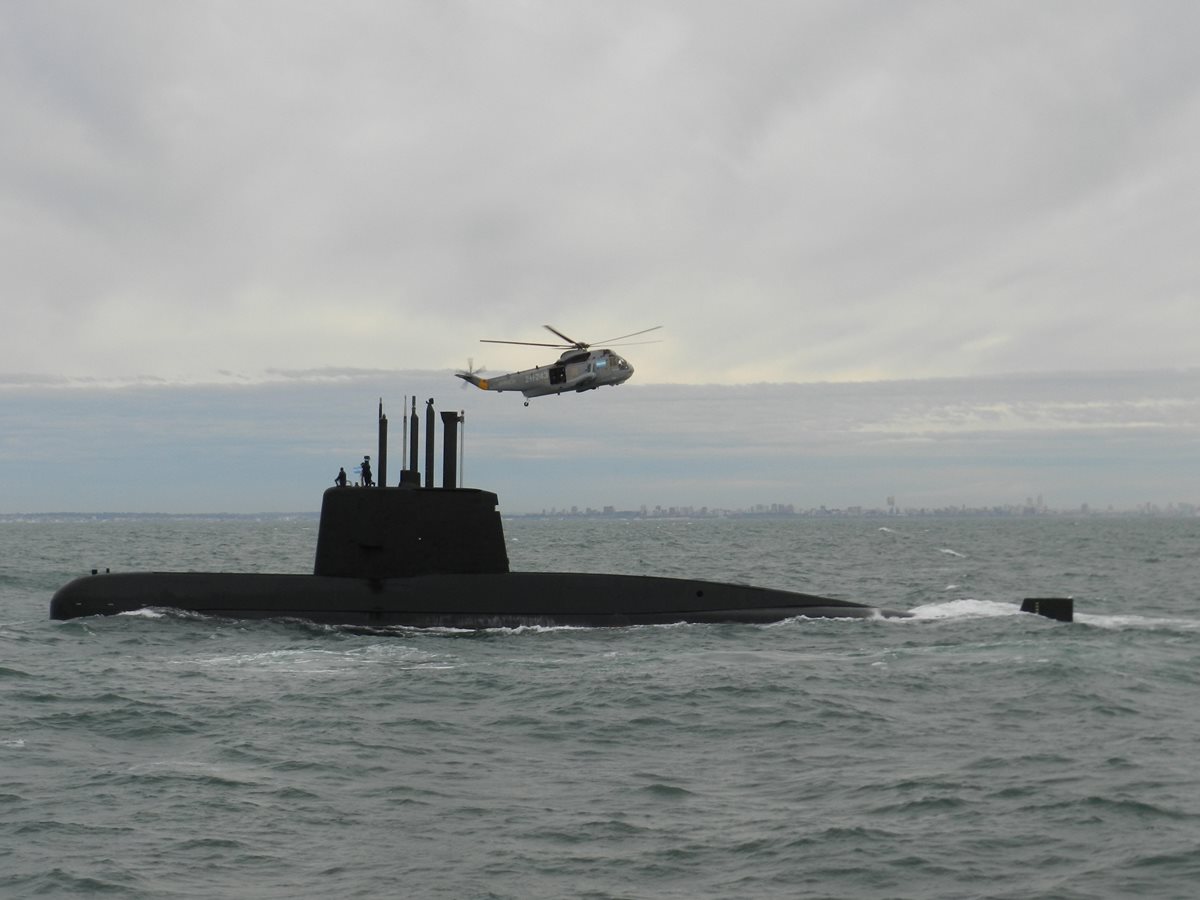 Continúan las labores de búsqueda del submarino argentino con 44 tripulantes incomunicado desde hace 48 horas. (Foto Prensa Libre: EFE)