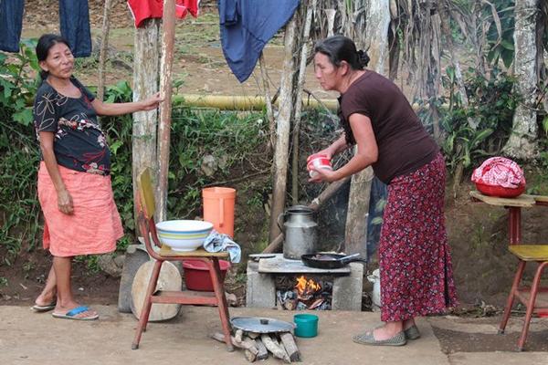 Familias afectadas en El Quetzal, en San Marcos sobreviven cocinando a la intemperie tras el sismo que azotó a Guatemala. (Foto Prensa Libre: Alexander Coyoy)<br _mce_bogus="1"/>