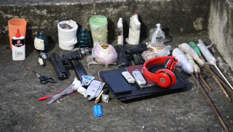 Parte de los ilícitos localizados por autoridades este martes en el Preventivo de la zona 18. (Foto Prensa Libre: PNC)