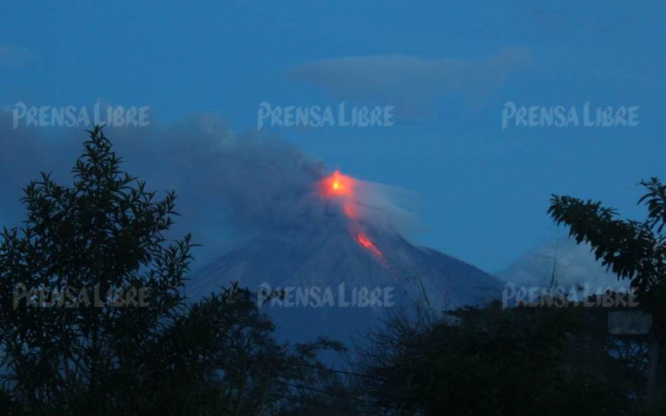 Vista del Volcán de Fuego desde Escuintla, durante incremento actividad registrada desde el lunes último. (Foto Prensa Libre: Melvin Sandoval)