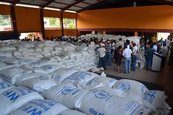 Parte del  lote de alimentos que fueron entregados a vecinos   de El Jícaro, El Progreso.