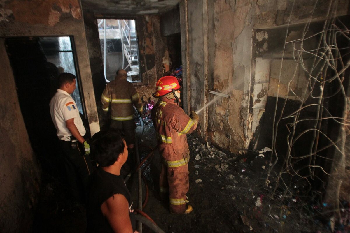 El incendio en la piñatería fue controlado por los dos cuerpos de bomberos. (Foto Prensa Libre: Alvaro Interiano)
