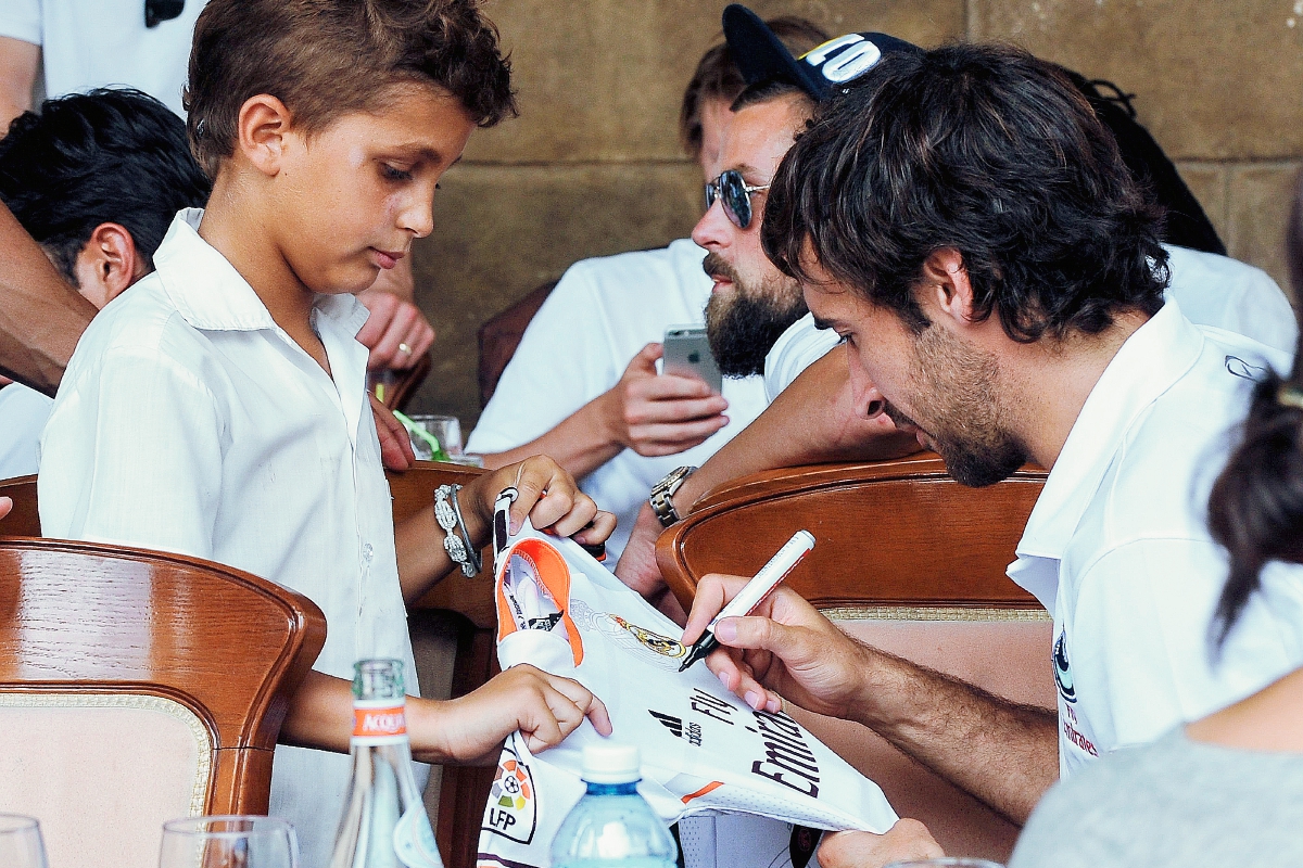 Raúl González fue el más seguido por los aficionados. (Foto Prensa Libre: AFP)
