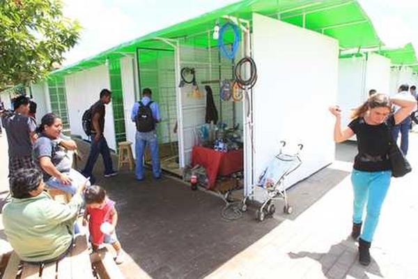 Vendedores insatan sus ventas en la Plaza Barrios. (Foto Prensa Libre: Archivo)