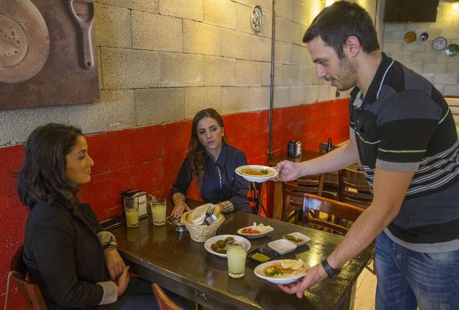 Kobi Tzafrir, dirige un pequeño restaurante en Kfar Vitkin, al norte de Tel Aviv. (Foto Prensa Libre: AFP).