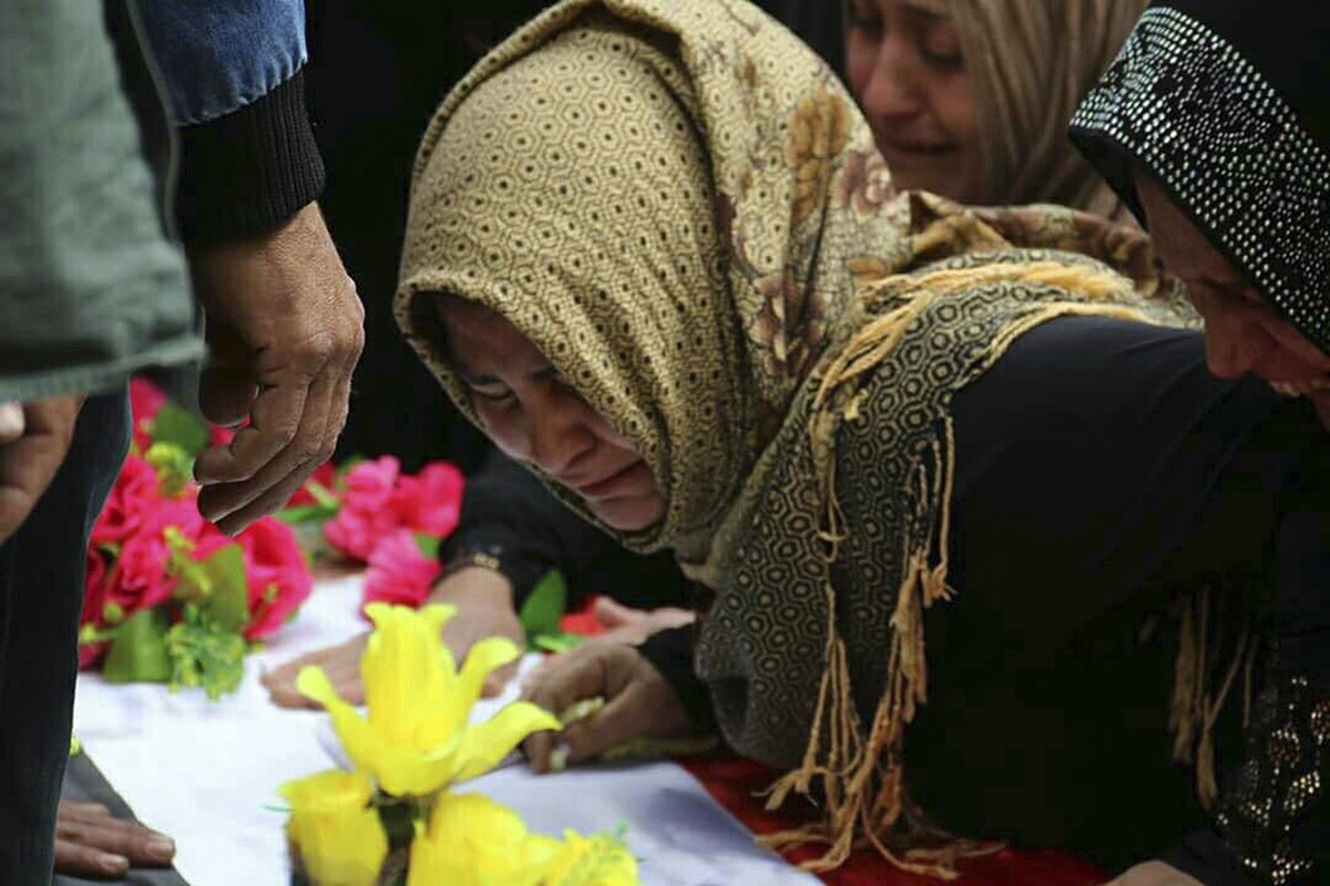 El llanto y dolor de familiares de la niña que murió en el ataque químico del EI. (Foto Prensa Libre: AP).