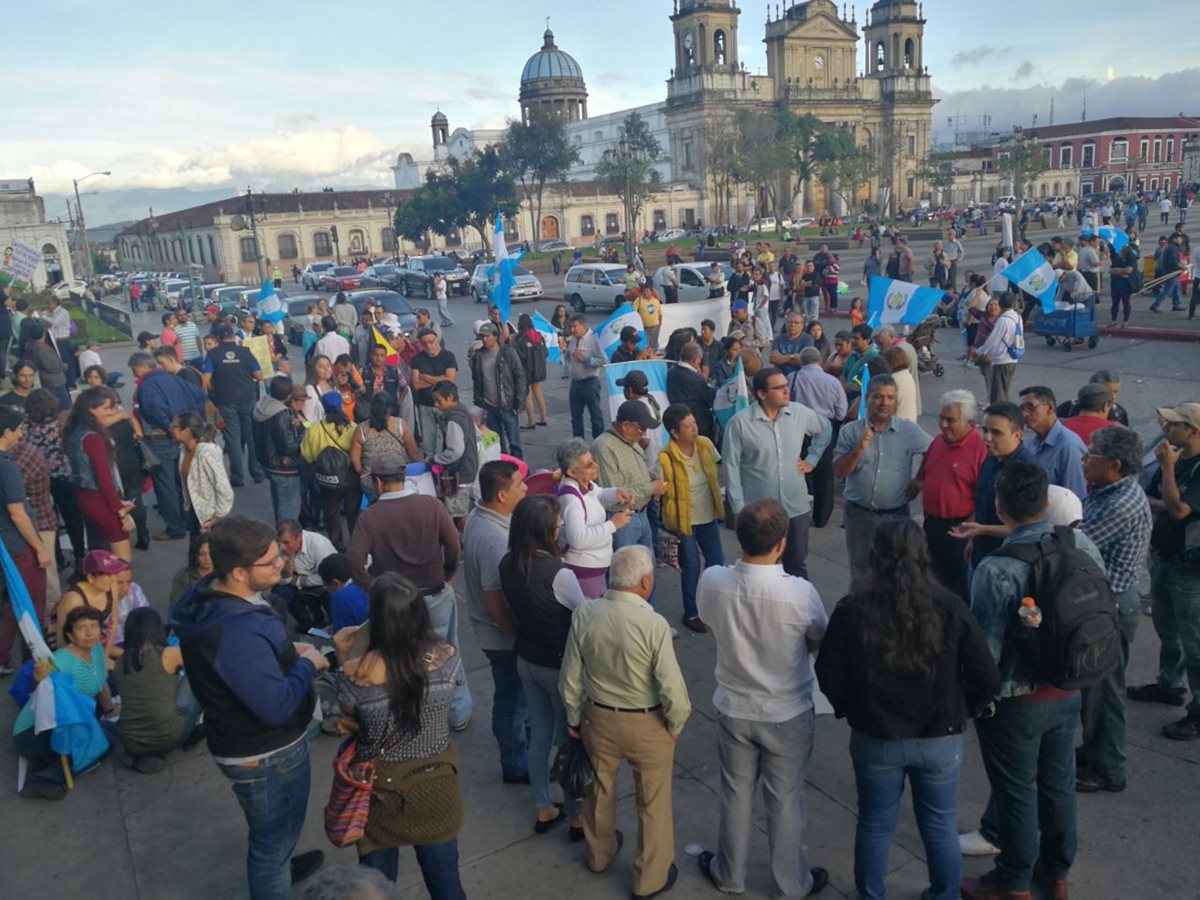 ciudadanos reunidos en el Parque Central para la Asamblea Ciudadana. (Foto Prensa Libre: Estuardo Paredes)