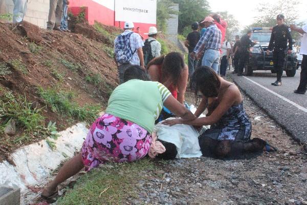 Familiares lloran   la muerte de Santos Pérez.