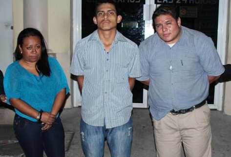 Los detenidos permanecen fuera del sanatorio privado. (Foto Prensa Libre: PNC)