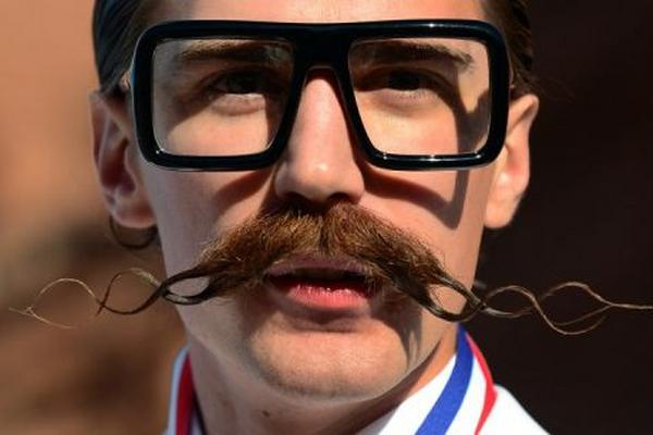 El bigote puede estar perdiendo prestigio en muchos lugares de Occidente, pero sigue siendo un atributo masculino a la moda en Turquía. (Foto Prensa Libre: AFP)