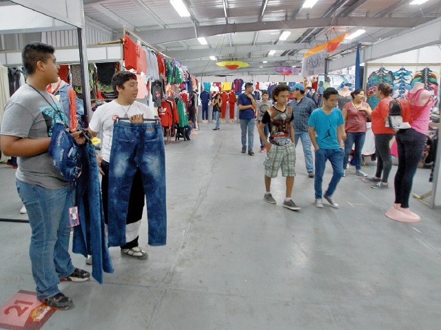 Comercios aprovechan la temporada para aumentar sus ventas. (Foto Prensa Libre: Álvaro Interiano)