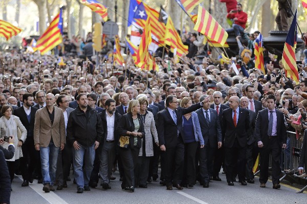Artur Mas (centro), entre cientos de personas a la salida del Tribunal Superior de Justicia de Cataluña. (Foto Prensa Libre:AP).