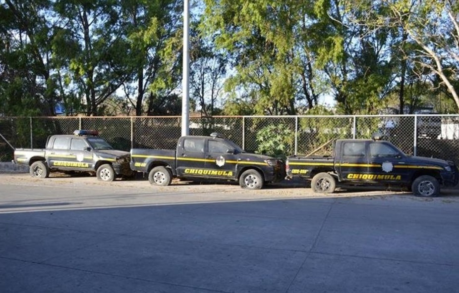 Autopatrullas de la PNC detenidas por la falta de gasolina durante el 2009. (Foto Prensa Libre: HemerotecaPL)