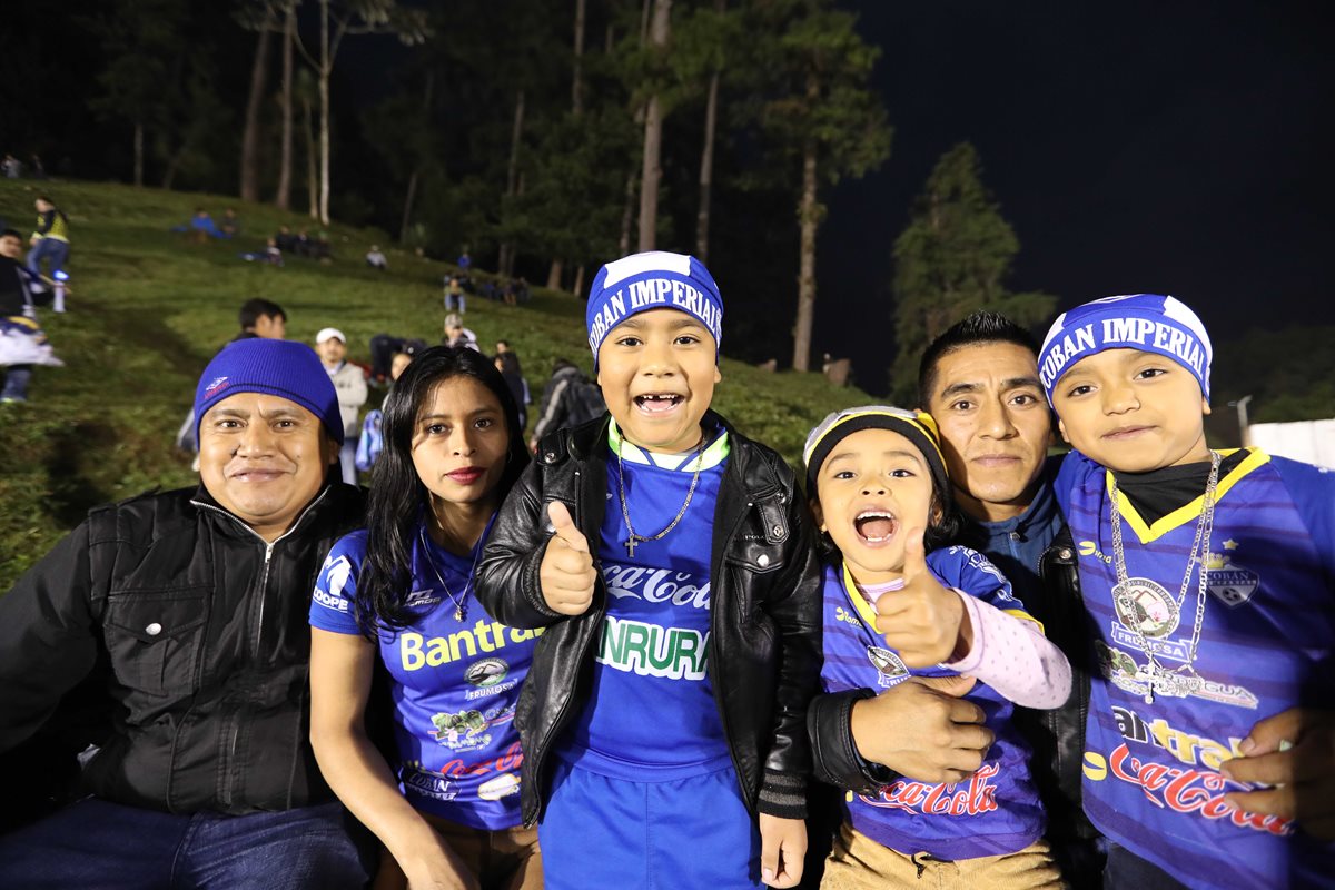 La afición de Cobán Imperial apoyó en familia a sus jugadores. (Foto Prensa Libre: Francisco Sánchez)