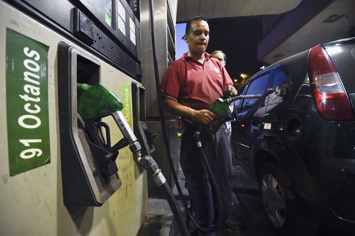 Los precios de la gasolina subieron por primera vez en 17 años. (Foto Prensa Libre: AFP)