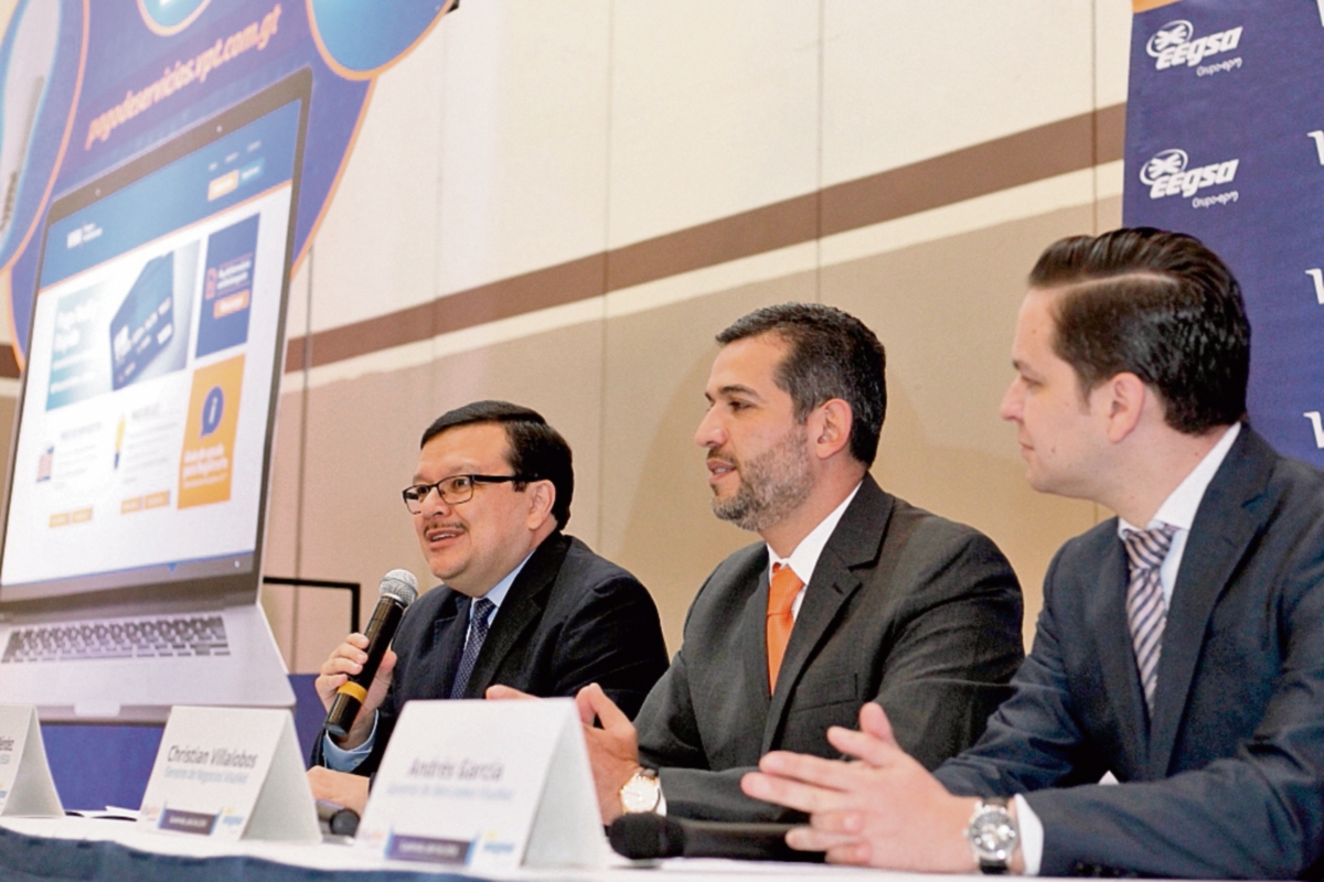 Ricardo Méndez, de Eegsa, con Christian Villalobos y Andrés García, ejecutivos de Visanet, en la presentación. (Foto, Prensa Libre: Paulo Raquec)