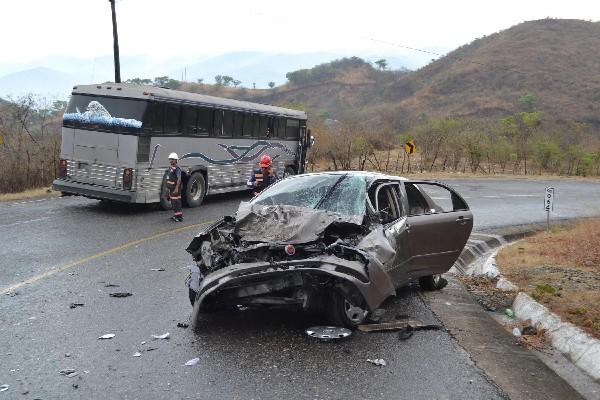 Vehículo que fue chocado por el tráiler en la ruta entre Sansare, El Progreso, y Jalapa.