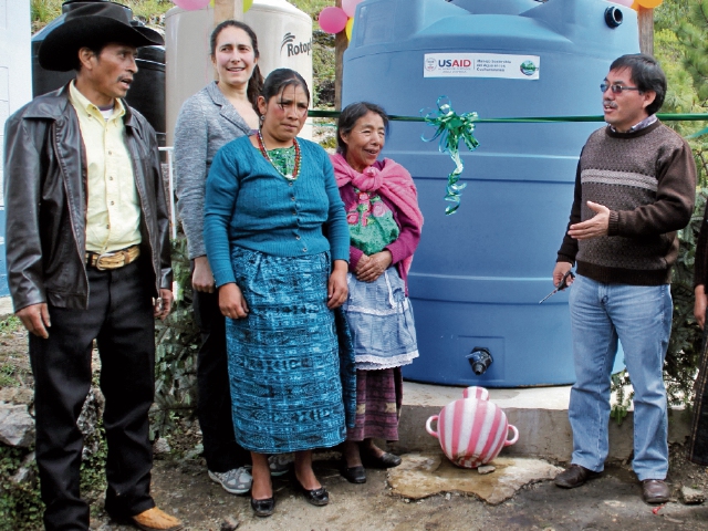 Vecinos y promotores del proyecto en los Cuchumatanes, durante el acto de inauguración. (Foto Prensa Libre: Mike Castillo).