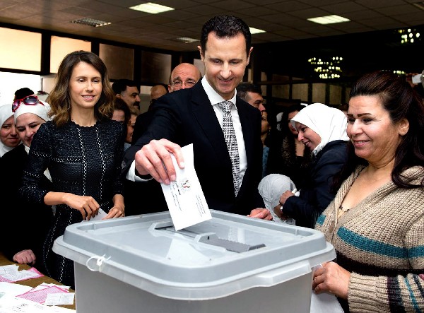 Bachar al Asad y su esposa Asma depositaron sus votos en Damasco.(AP).