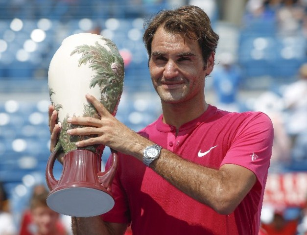 El suizo Roger Federer posa con la copa conquistada. (Foto Prensa Libre: AP)