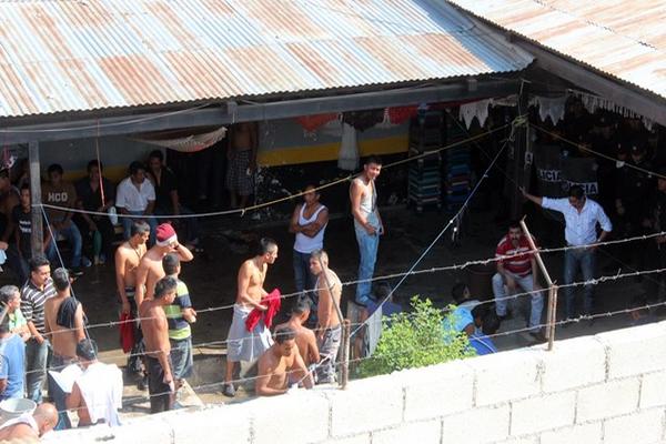Reos se amotinan en cárcel preventiva de Jalapa. (Foto Prensa Libre: Hugo Oliva)