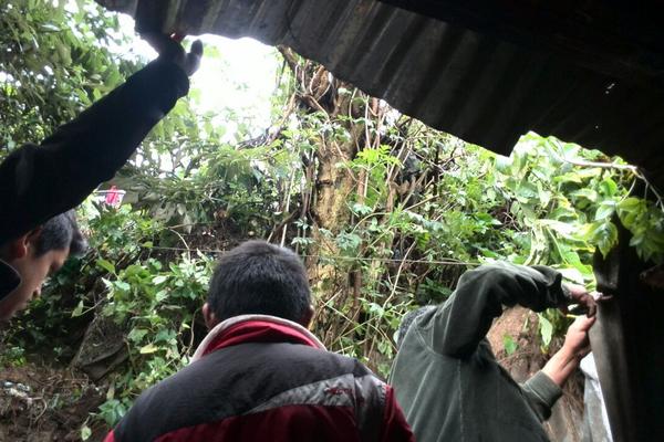 El paredón que soterró la casa de la familia Tocay Xuyá, en la colonia Paraíso, zona 18. (Foto Prensa Libre: Érick Ávila)<br _mce_bogus="1"/>