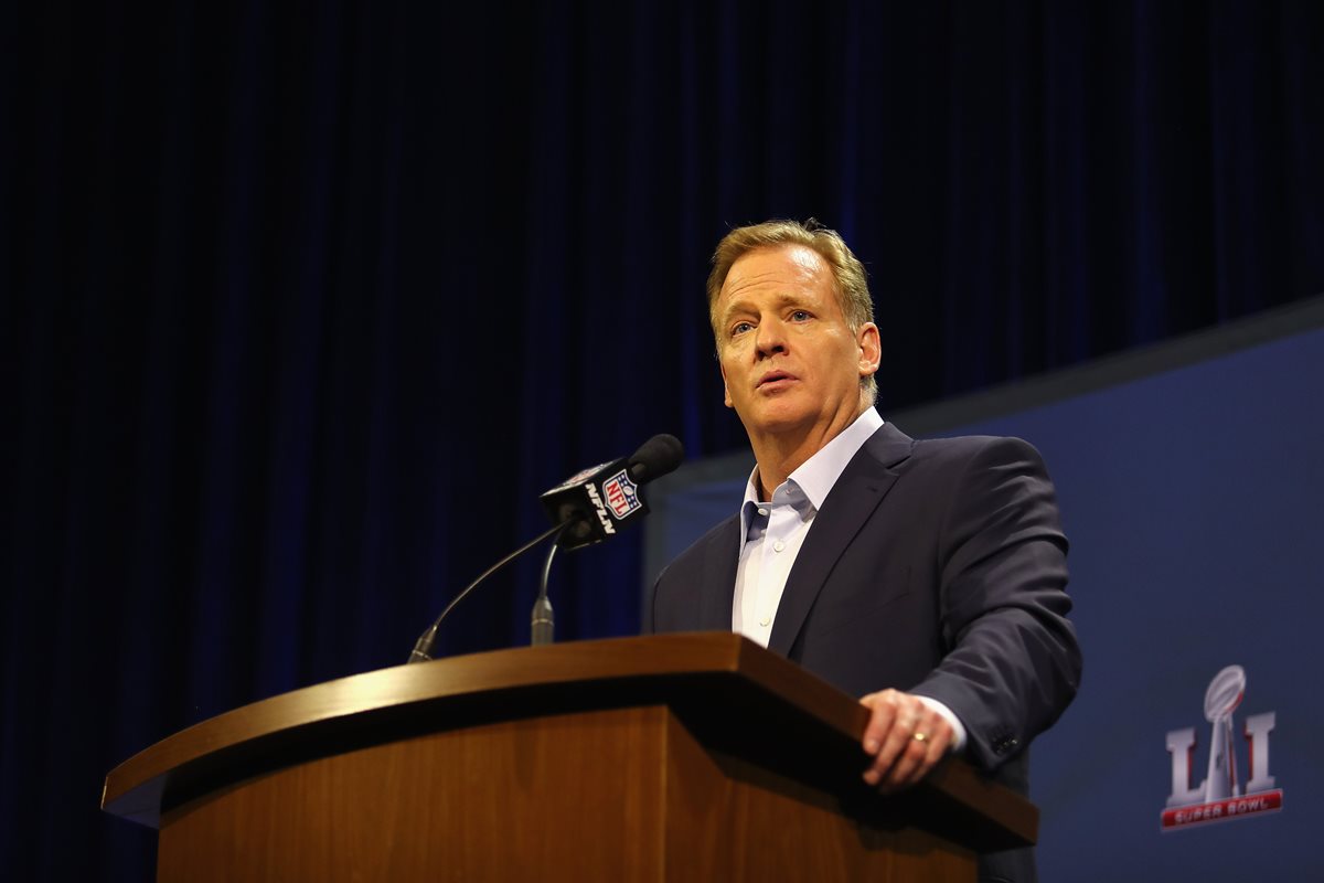 El comisionado Roger Goodell habla durante la conferencia de prensa previo al Súper Tazón 51. (Foto Prensa Libre: AFP)