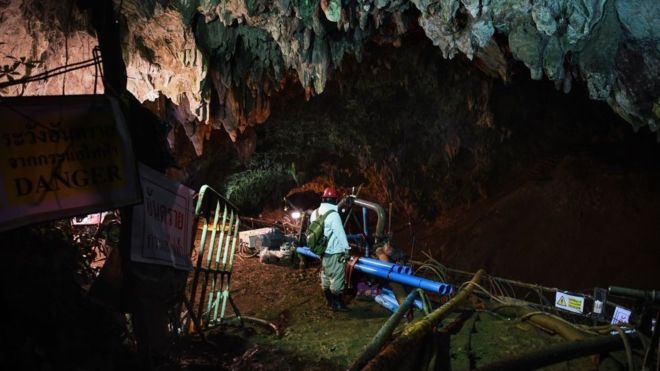 Gran parte de los esfuerzos de rescate se centran en drenar el agua de la cueva. (Getty Images)