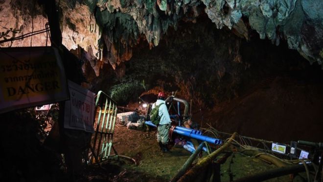Gran parte de los esfuerzos de rescate se centran en drenar el agua de la cueva. (Getty Images)