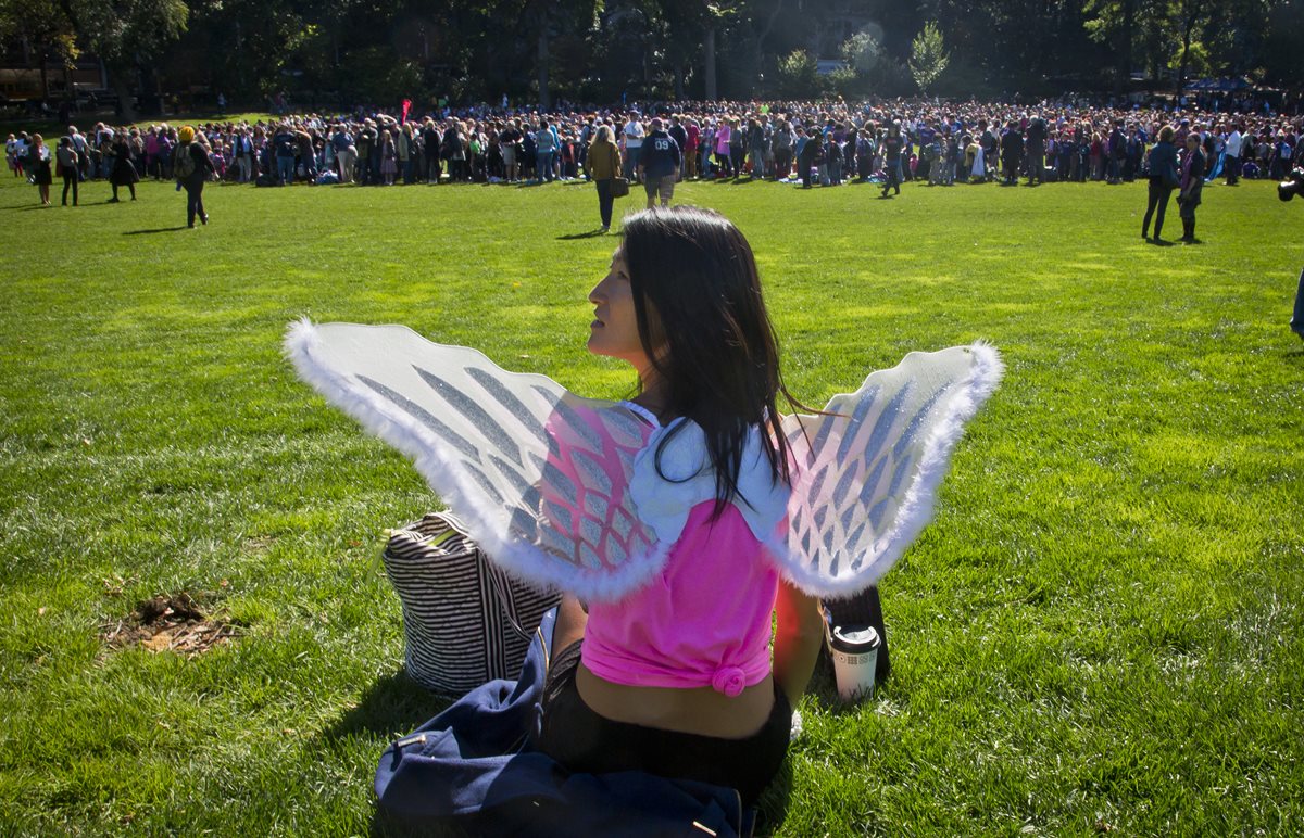 Una asistente al evento en el Central Park, en el corazón de Nueva York. (Foto Prensa Libre: AFP).