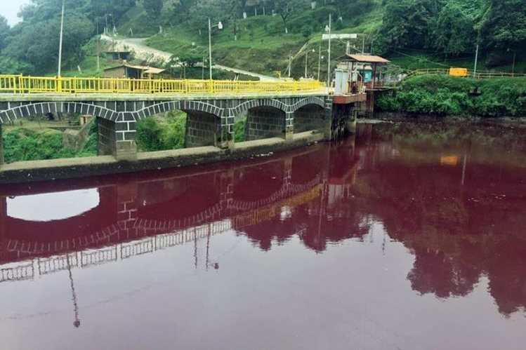 El afluente teñido de rojo alarmó a pobladores de Quetzaltenango y Retalhuleu. (Foto Prensa Libre: Hemeroteca PL)