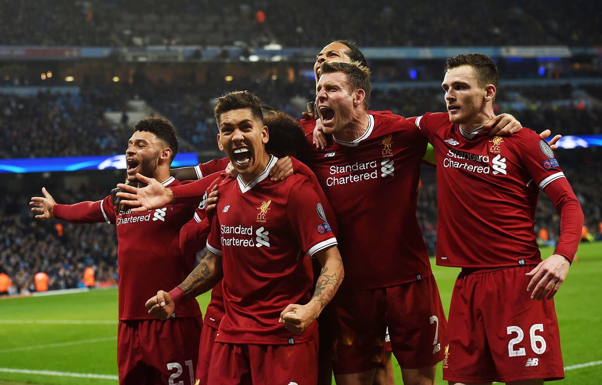Jugadores del Liverpool festejan después de haber vencido 2-1 al Mánchester City. (Foto Prensa Libre: AFP).