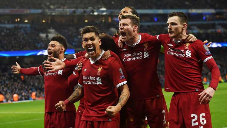 Jugadores del Liverpool festejan después de haber vencido 2-1 al Mánchester City. (Foto Prensa Libre: AFP).