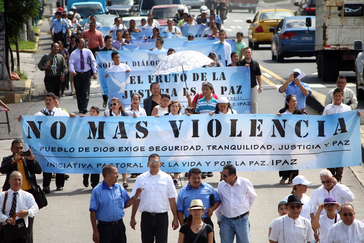 Integrantes de varias iglesias participan en la marcha este martes. (Fotos Prensa Libre: EFE).