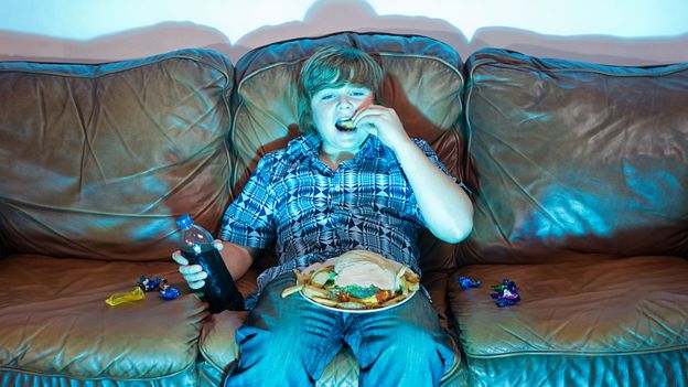Es mejor para la salud comer lentamente y sin distracciones y evitar sentarse en el almuerzo o la cena frente a la televisión. GETTY IMAGES