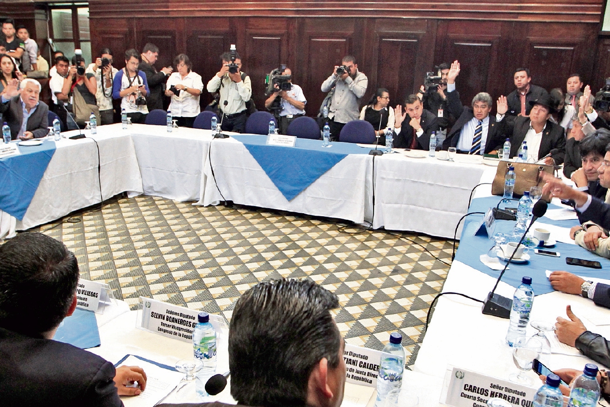 Los Jefes de bloques del Congreso acordaron sesionar hoy, a las 14 horas, para conocer el antejuicio contra el presidente Otto Pérez Molina. La bancada que estuvo ausente fue, de nuevo, la de Líder.