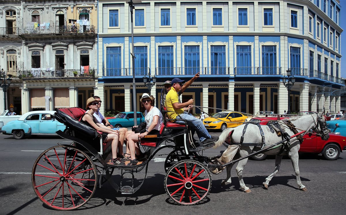 Turistas pasean en un carruaje en La Habana, Cuba. (Foto Prensa Libre:EFE).
