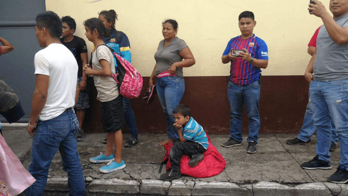 Un grupo de inmigrantes hondureños espera ingresar a la Casa del Migrante en la zona 1 capitalina. (Foto Prensa Libre: Érick Ávila)