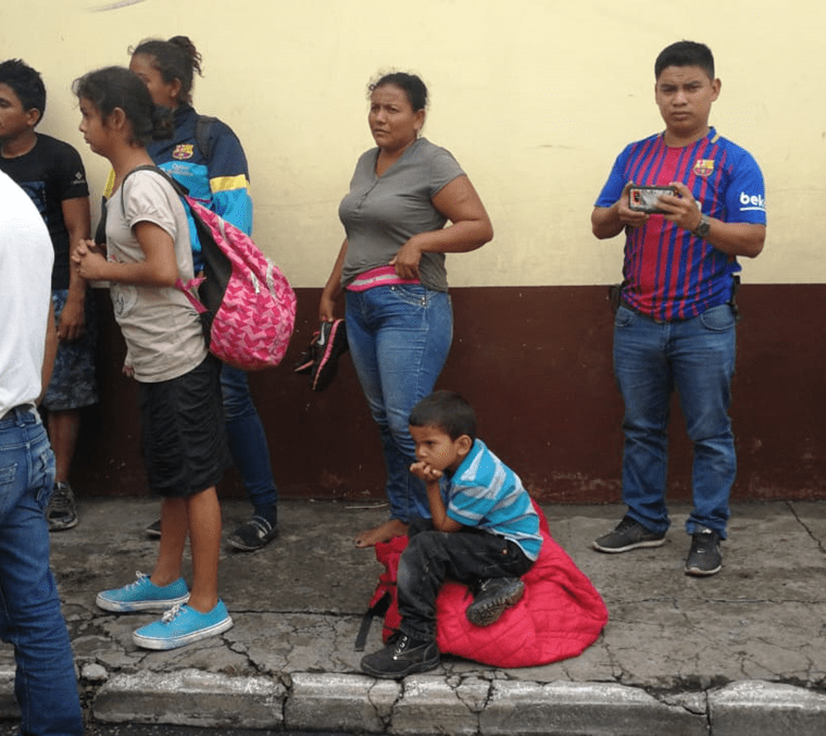 Un grupo de inmigrantes hondureños espera ingresar a la Casa del Migrante en la zona 1 capitalina. (Foto Prensa Libre: Érick Ávila)