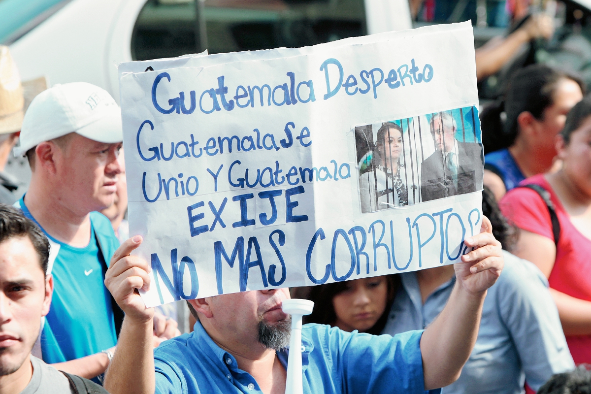 Guatemaltecos protestan contra la corrupción en la Plaza de la Constitución. (Foto Prensa Libre: Hemeroteca PL).